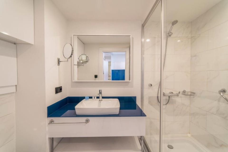 Shower, Bed, Bathroom, Photo of the whole room, Bedroom, Bath, towels