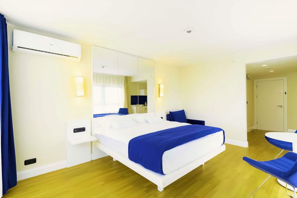 TV and multimedia, Photo of the whole room, Bedroom, towels, air conditioner