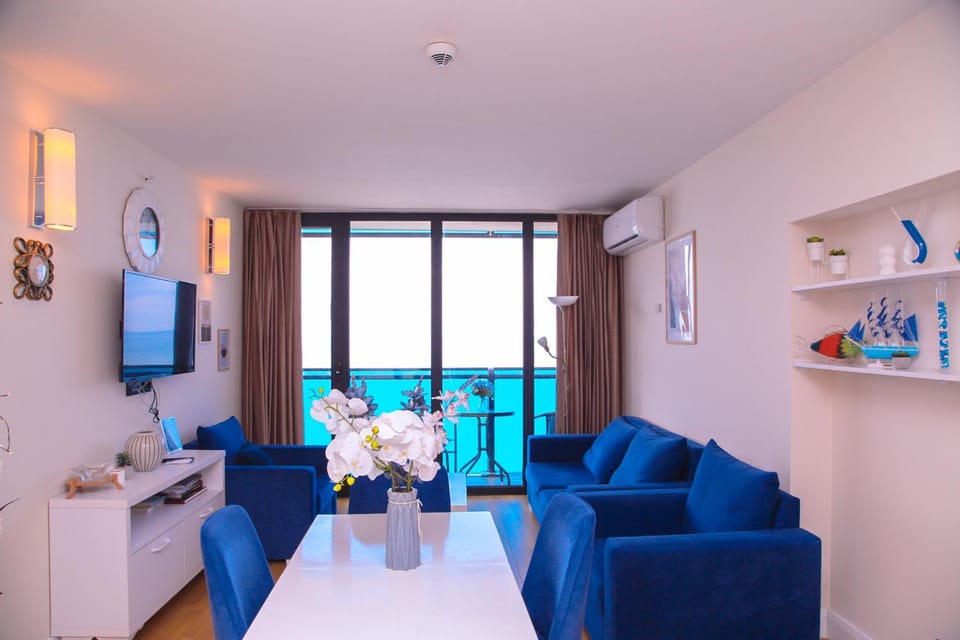 Communal lounge/ TV room, People, TV and multimedia, Living room, Seating area, Evening entertainment, group of guests