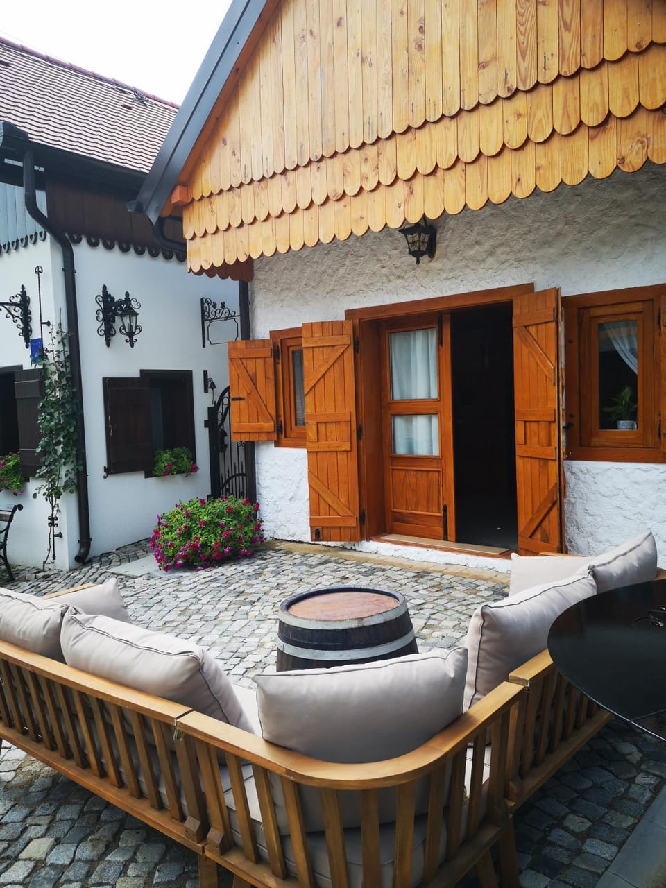 Patio, Day, Dining area