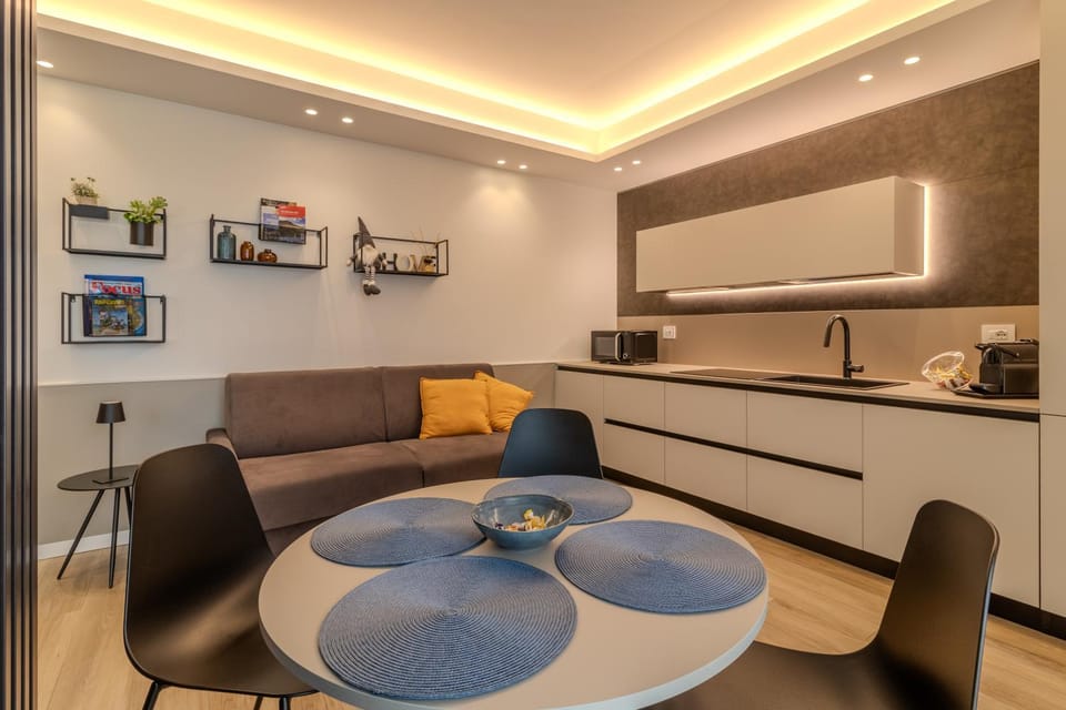 Coffee/tea facilities, Kitchen or kitchenette, Living room, Dining area