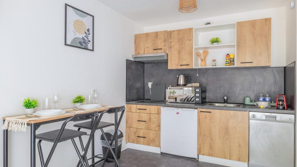 Coffee/tea facilities, Kitchen or kitchenette, Dining area, dishwasher, minibar, oven, stove, toaster