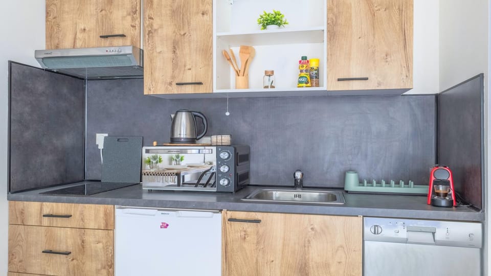 Coffee/tea facilities, Kitchen or kitchenette, dishwasher, oven, stove, toaster