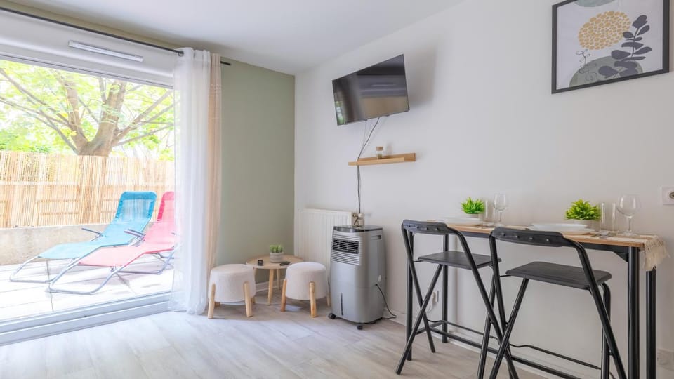 TV and multimedia, Living room, Seating area, Dining area