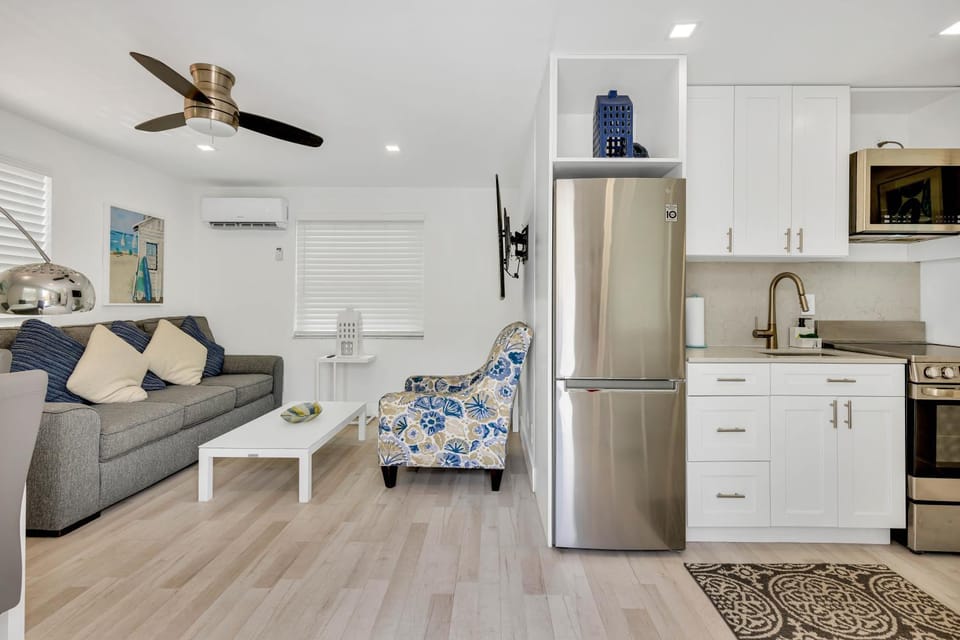 ULTRA spacious apartment steps from the beach Apartment in Hollywood Beach
