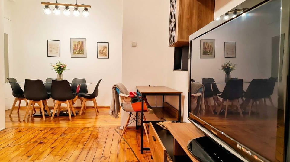 TV and multimedia, Living room, Seating area, Dining area