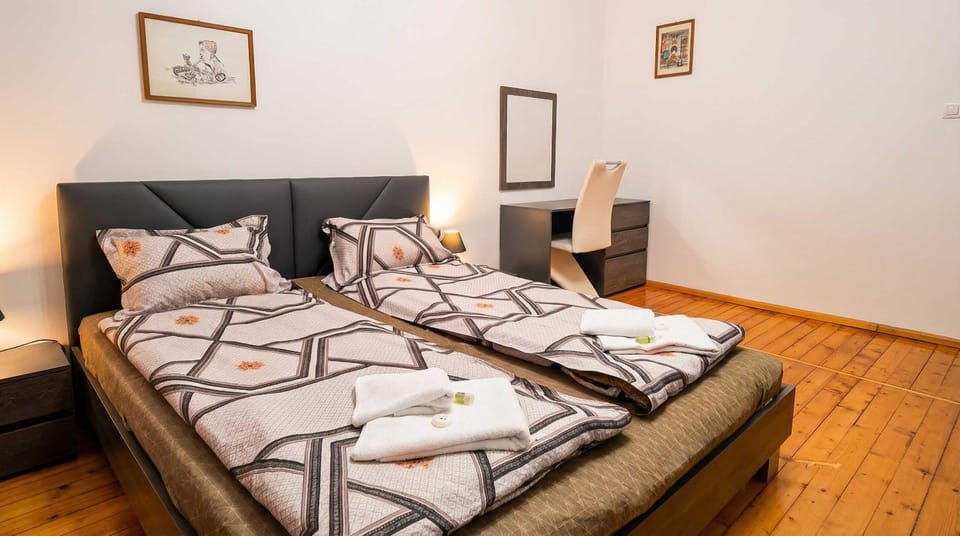 Bed, Photo of the whole room, Bedroom, towels