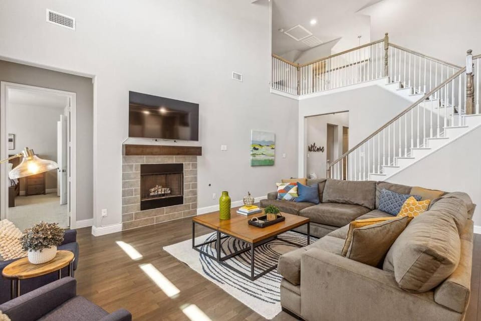 TV and multimedia, Living room, Seating area, fireplace