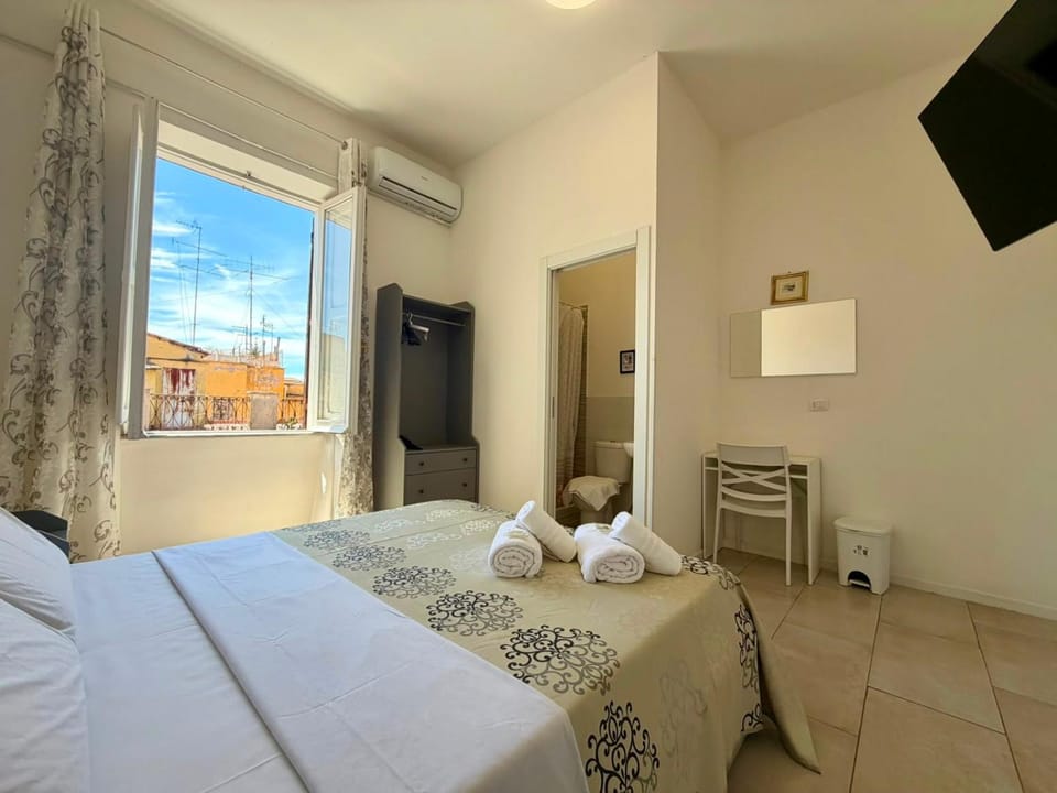 Bed, TV and multimedia, Photo of the whole room, Bedroom, towels