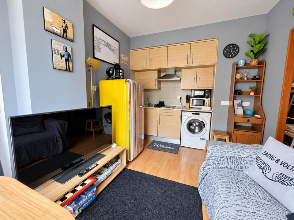 Communal lounge/ TV room, Kitchen or kitchenette, microwave, oven, washing machine, dryer