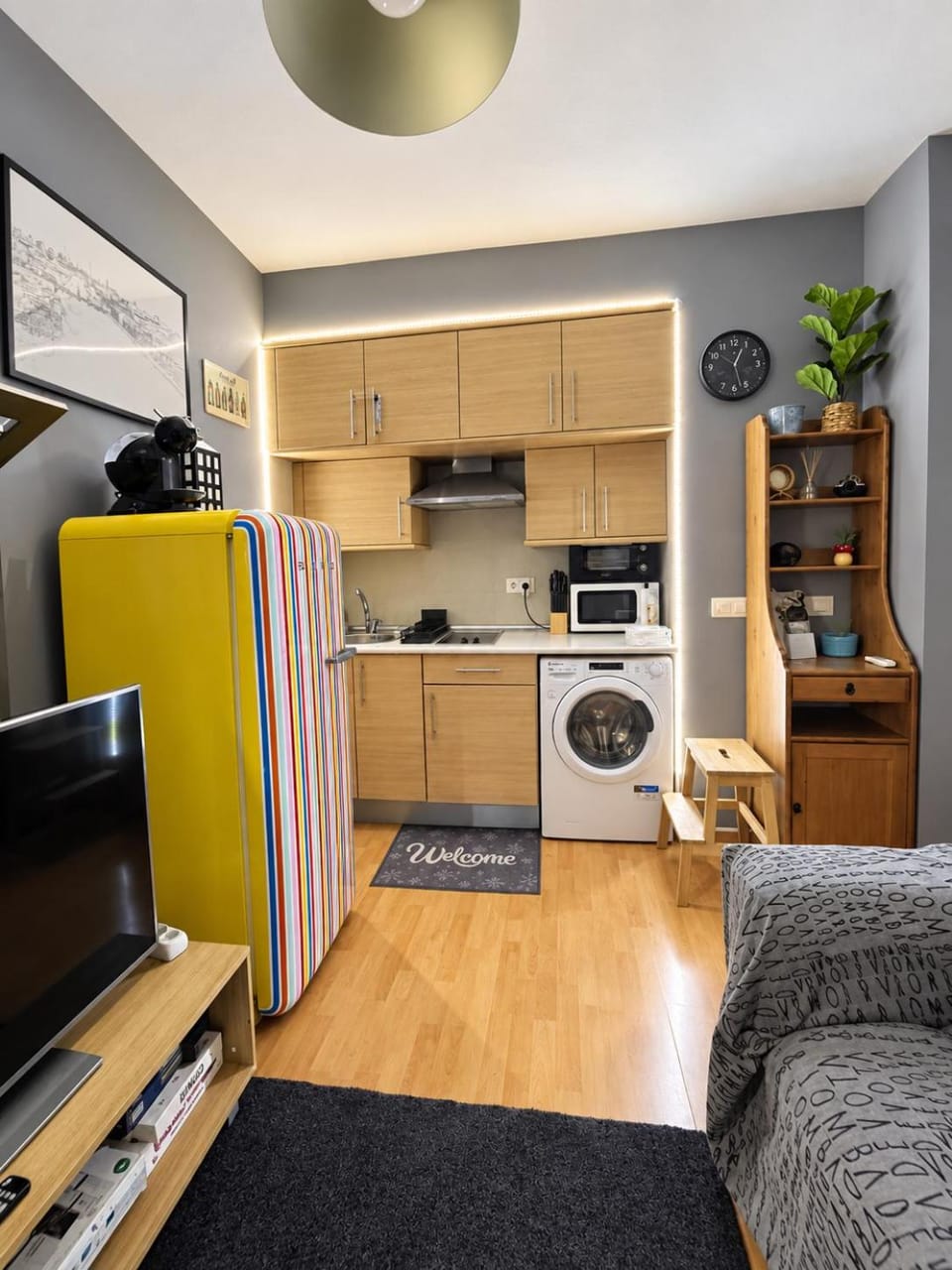 Kitchen or kitchenette, washing machine
