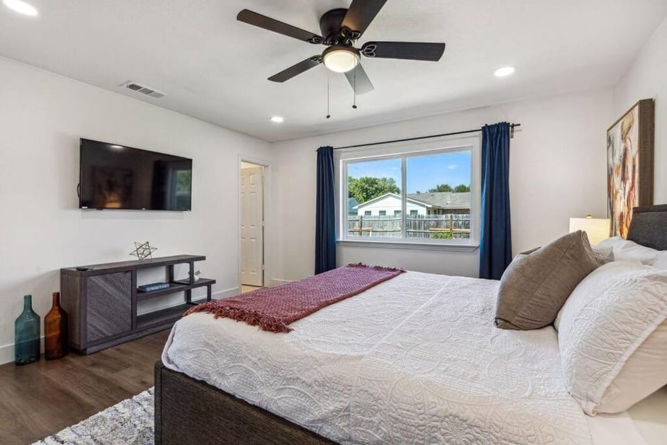 Bed, TV and multimedia, Photo of the whole room, Bedroom