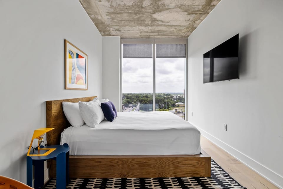 Rainey St 1BR - Heated Pool - Gym - Bar - DT ATX House in Austin