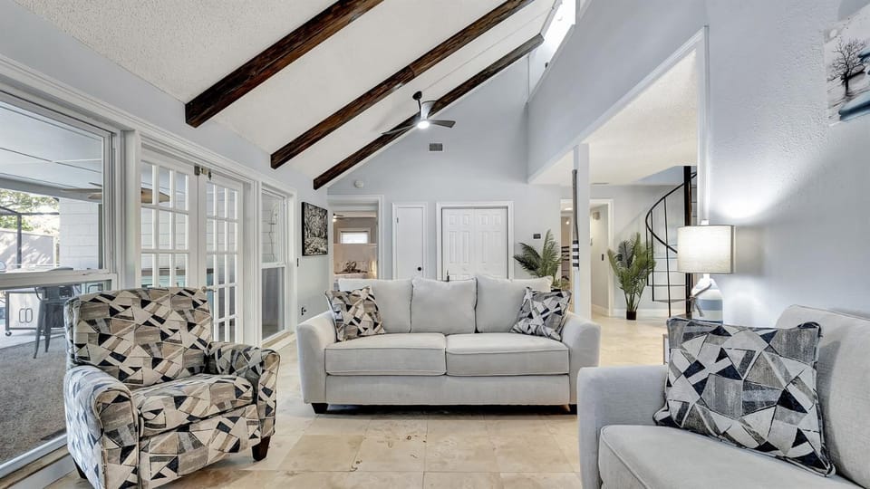 Stunning Lake House w Heated Pool Ping Pong! House in Lutz