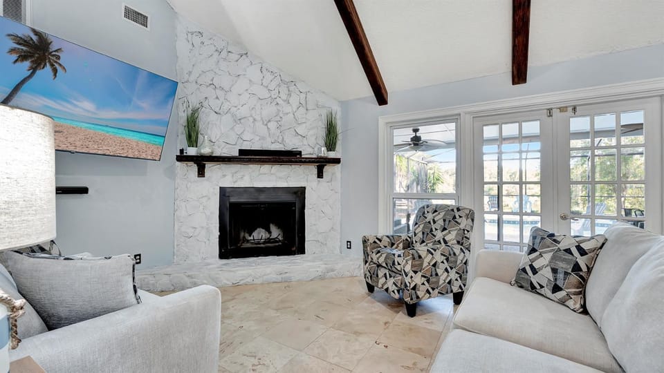 Stunning Lake House w Heated Pool Ping Pong! House in Lutz
