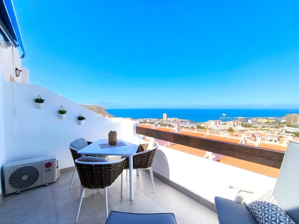 Day, View (from property/room), Balcony/Terrace, Seating area, Dining area, City view, Sea view, air conditioner