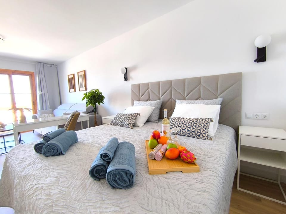 Bed, Living room, Photo of the whole room, Seating area, Bedroom, towels