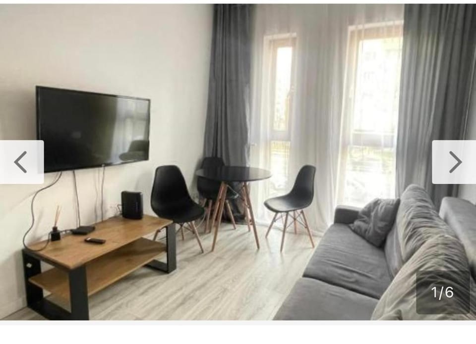 Communal lounge/ TV room, TV and multimedia, Living room, Seating area, Dining area, Evening entertainment