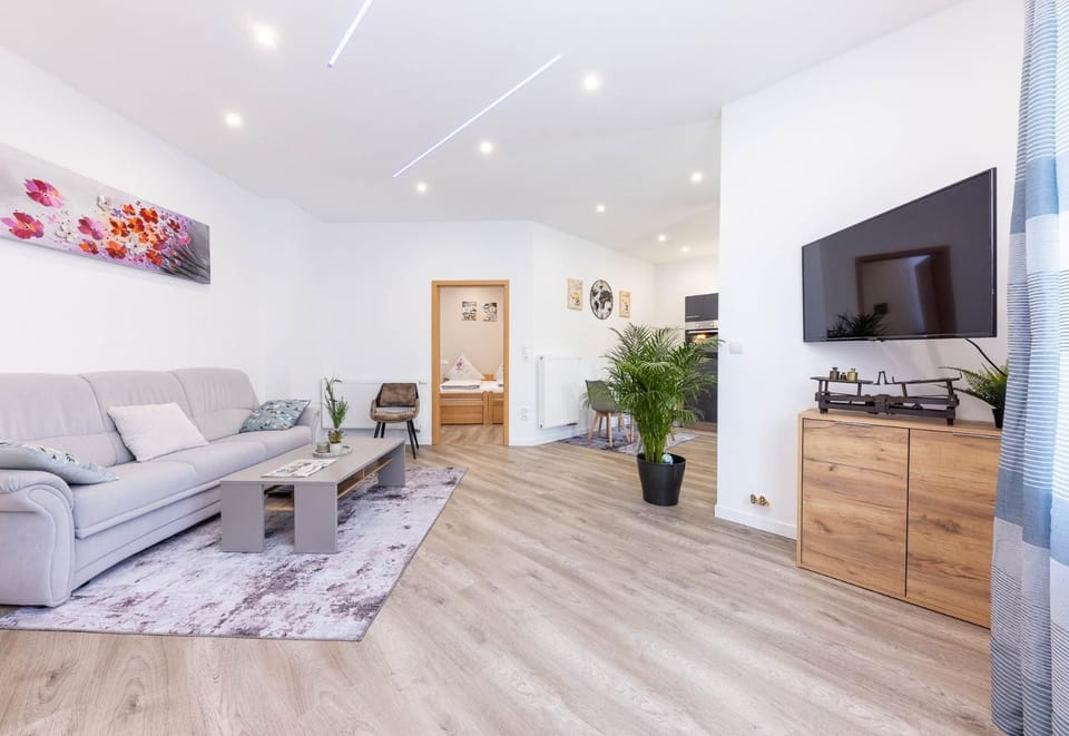 Communal lounge/ TV room, TV and multimedia, Living room, Seating area, Evening entertainment