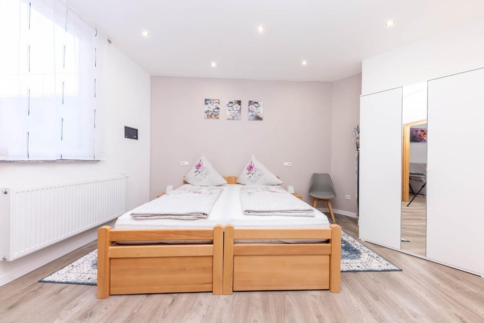 Facade/entrance, Bed, Photo of the whole room, Bedroom, locker, soundproof, wardrobe