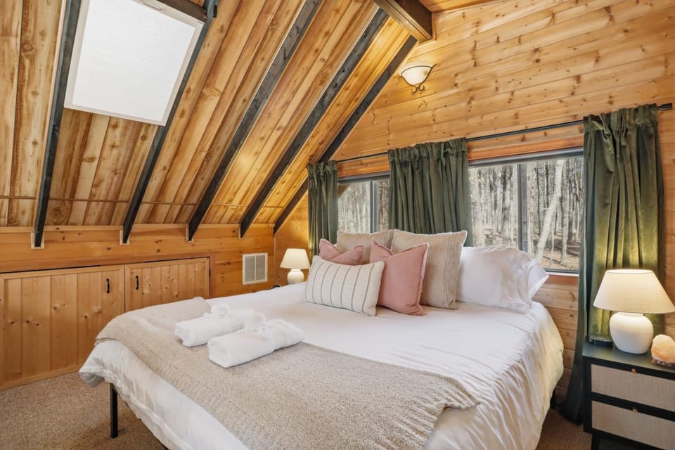 Dog-Friendly A-Frame with Hot Tub and Firepit House in Shenandoah Valley
