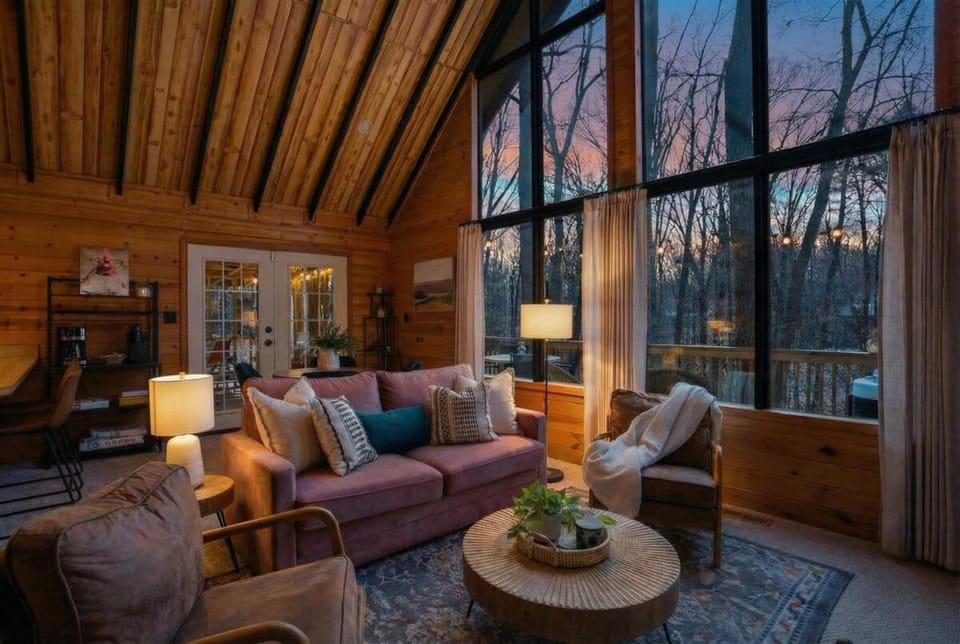 Dog-Friendly A-Frame with Hot Tub and Firepit House in Shenandoah Valley