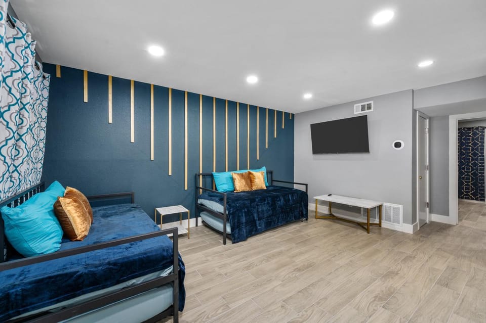 Heights 1BR Chic Apt with King Bed & Pool Apartment in Houston