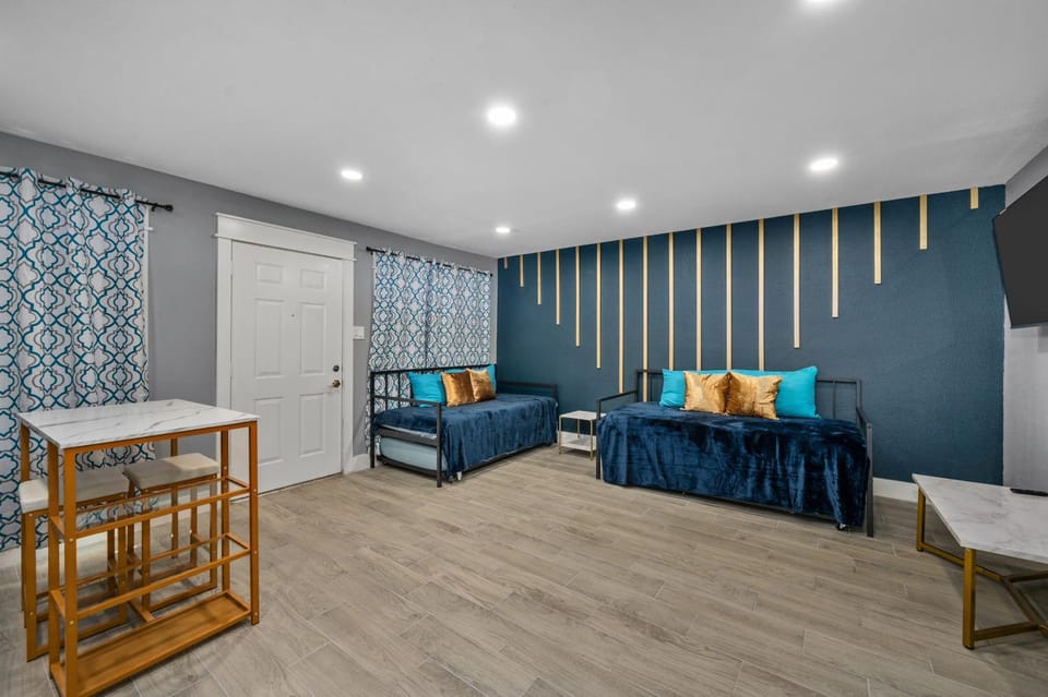 Heights 1BR Chic Apt with King Bed & Pool Apartment in Houston