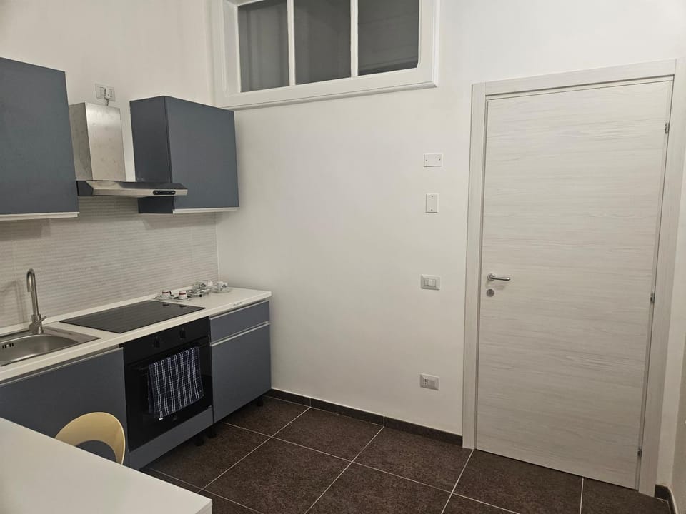 Kitchen or kitchenette, minibar, stove