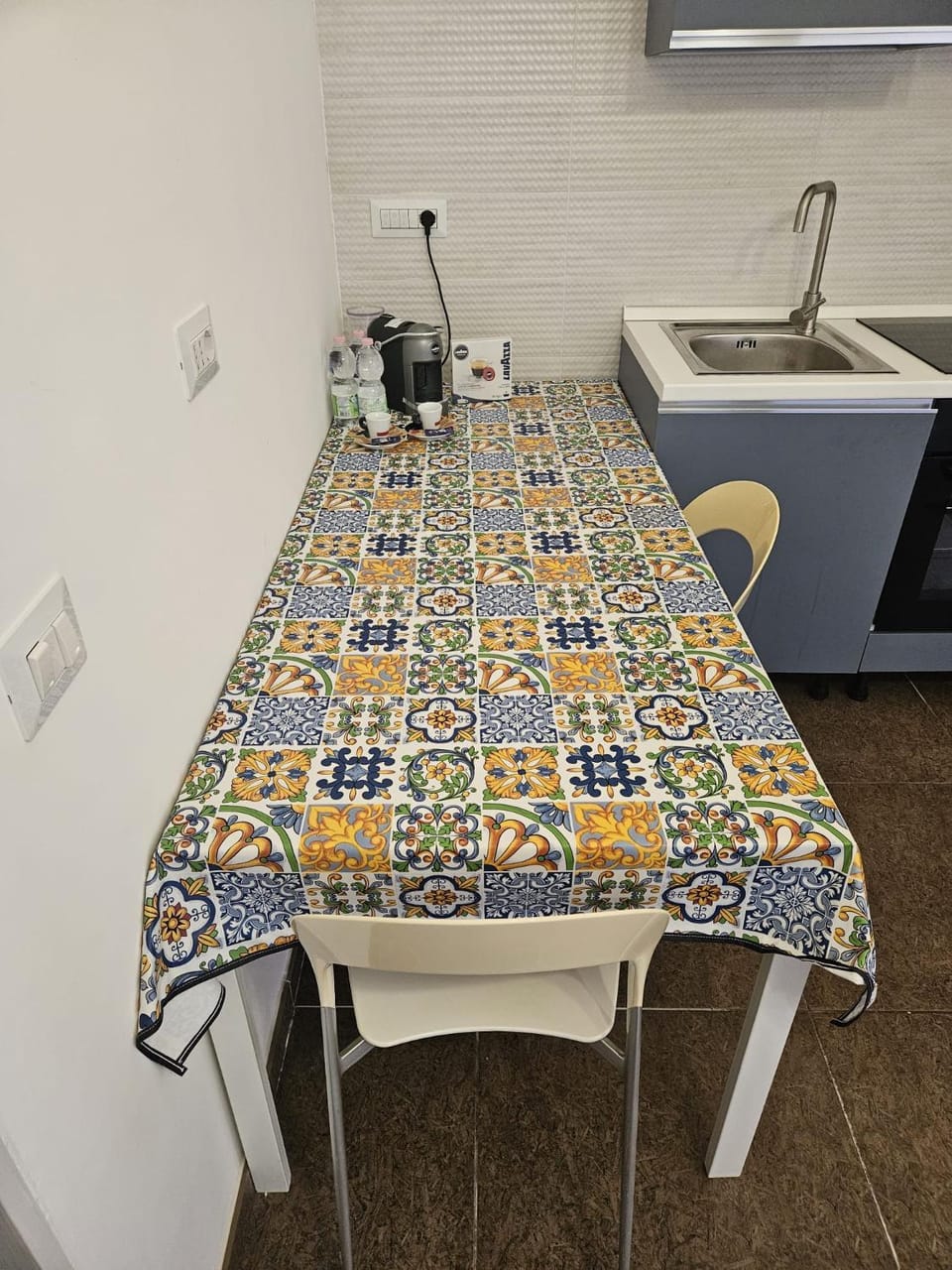 Coffee/tea facilities, Dining area, kitchen