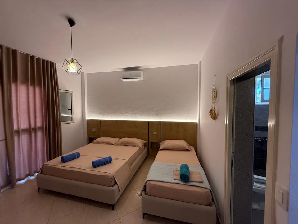Bed, Bedroom, towels