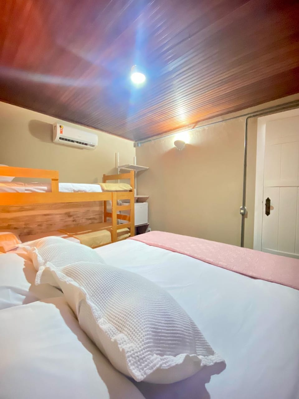 Bed, Photo of the whole room, Bedroom, bunk bed, air conditioner