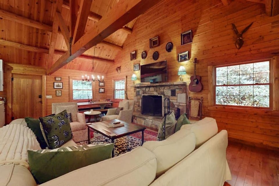 Dancing Bear Cabin Cabin in Tennessee