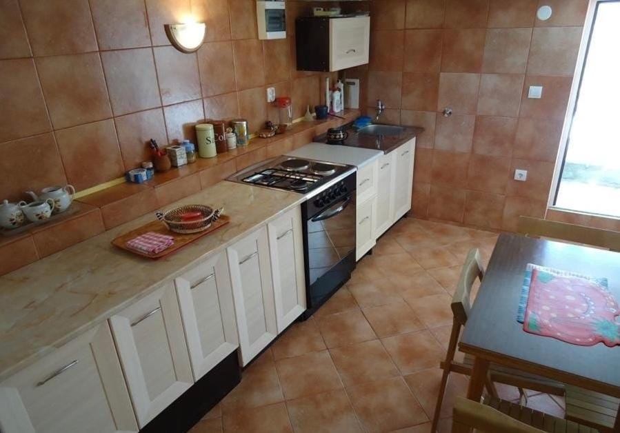 Coffee/tea facilities, Kitchen or kitchenette, Dining area, stove