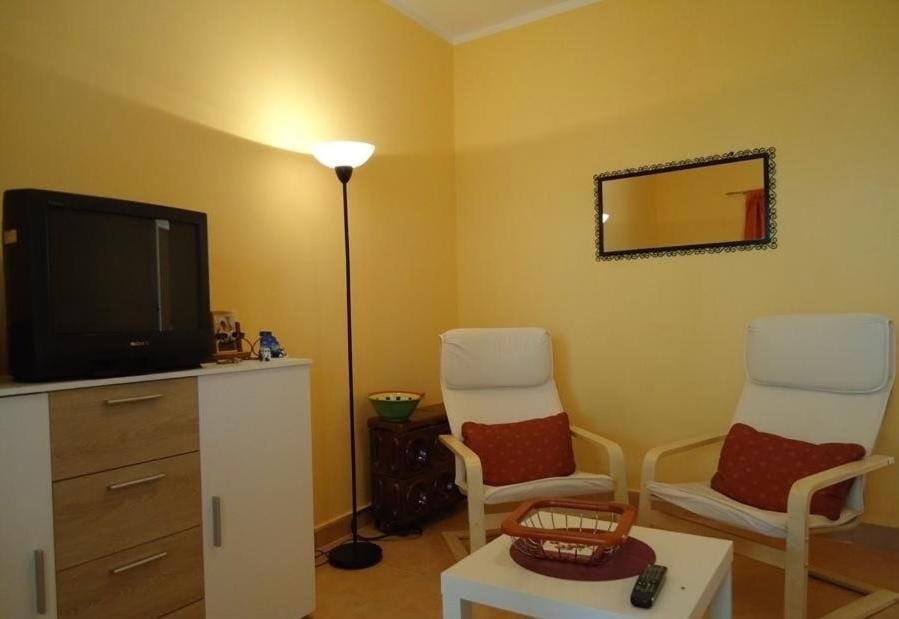 TV and multimedia, Living room, Seating area, Evening entertainment