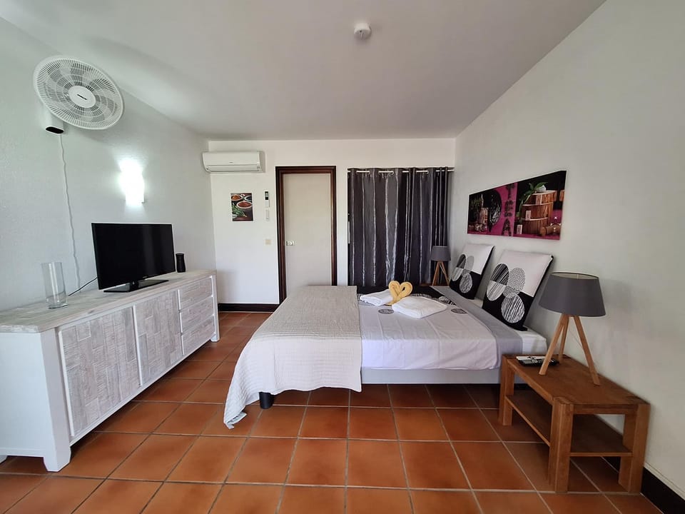 Bed, TV and multimedia, Photo of the whole room, Bedroom, storage, air conditioner