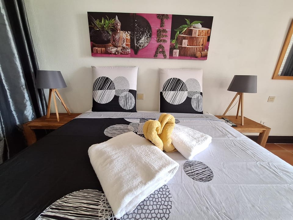 Bed, Bedroom, towels
