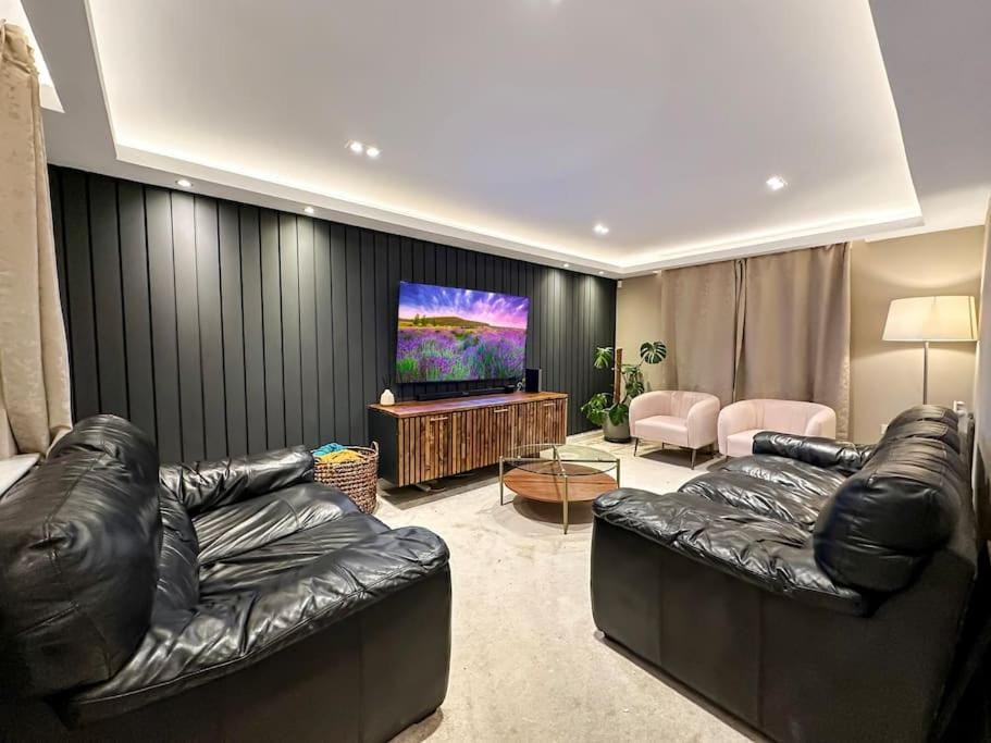 Communal lounge/ TV room, TV and multimedia, Living room, Seating area