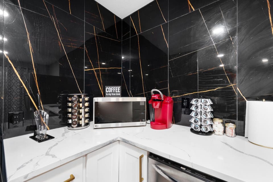 Cute and Stylish 1BR Apt with Pool & Free Park Apartment in Houston