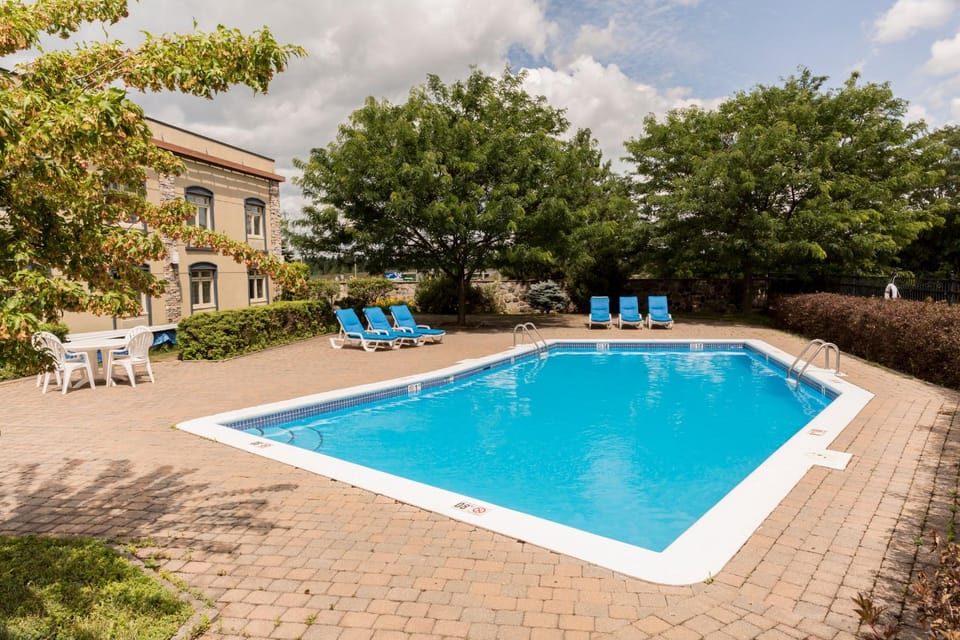 Property building, Restaurant/places to eat, Swimming pool