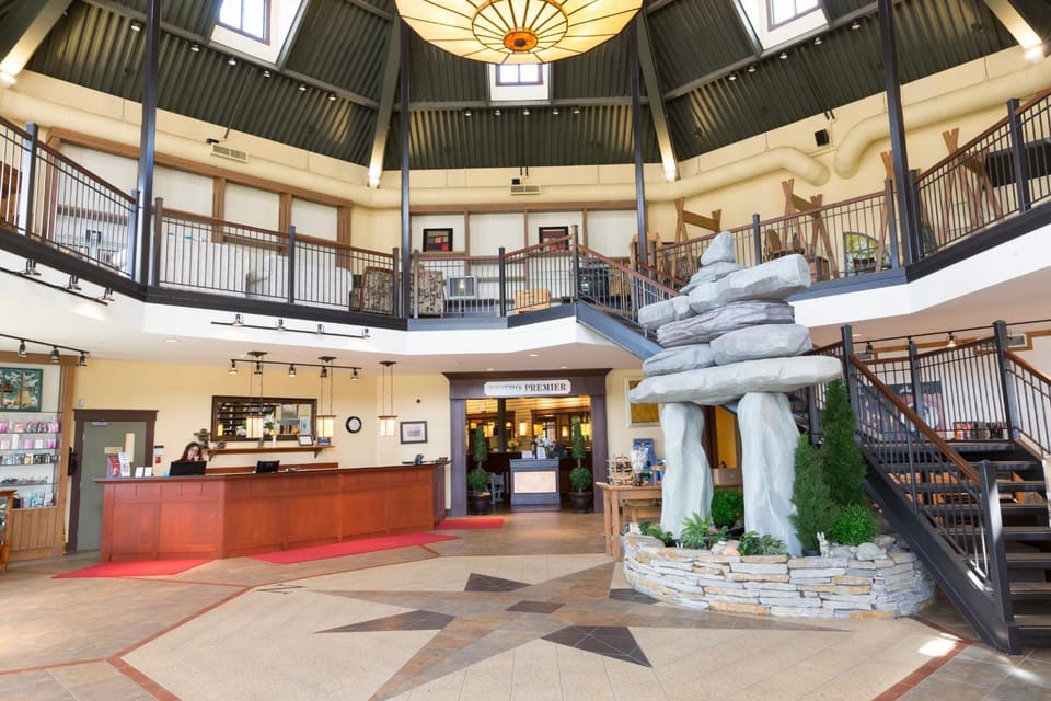 Property building, Restaurant/places to eat, Swimming pool
