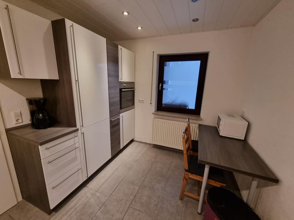 Kitchen or kitchenette, Dining area, oven