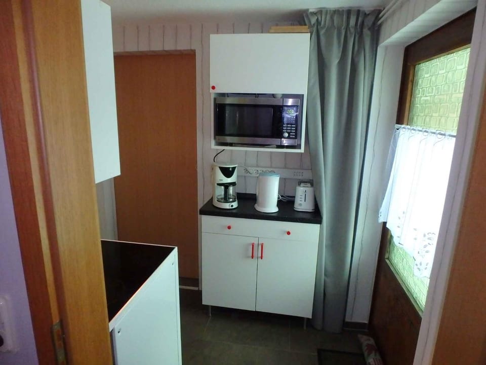 Coffee/tea facilities, Kitchen or kitchenette, microwave