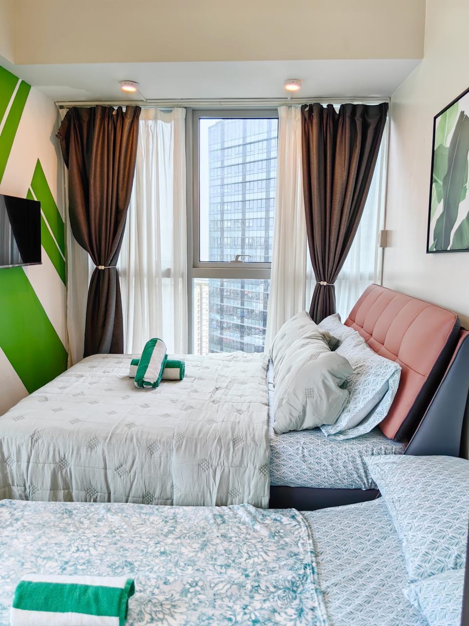 BGC Uptown Parksuites 2BR Skyline View with Balcony and Bathtub Apartment hotel in Makati