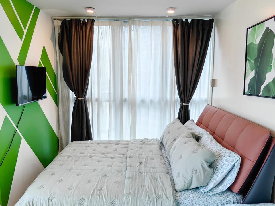 BGC Uptown Parksuites 2BR Skyline View with Balcony and Bathtub Apartment hotel in Makati