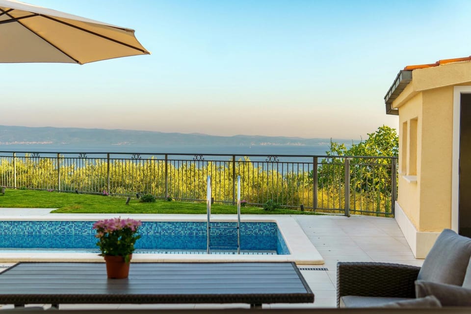 Patio, Day, Natural landscape, View (from property/room), Balcony/Terrace, Pool view, Sea view, Swimming pool, sunbed