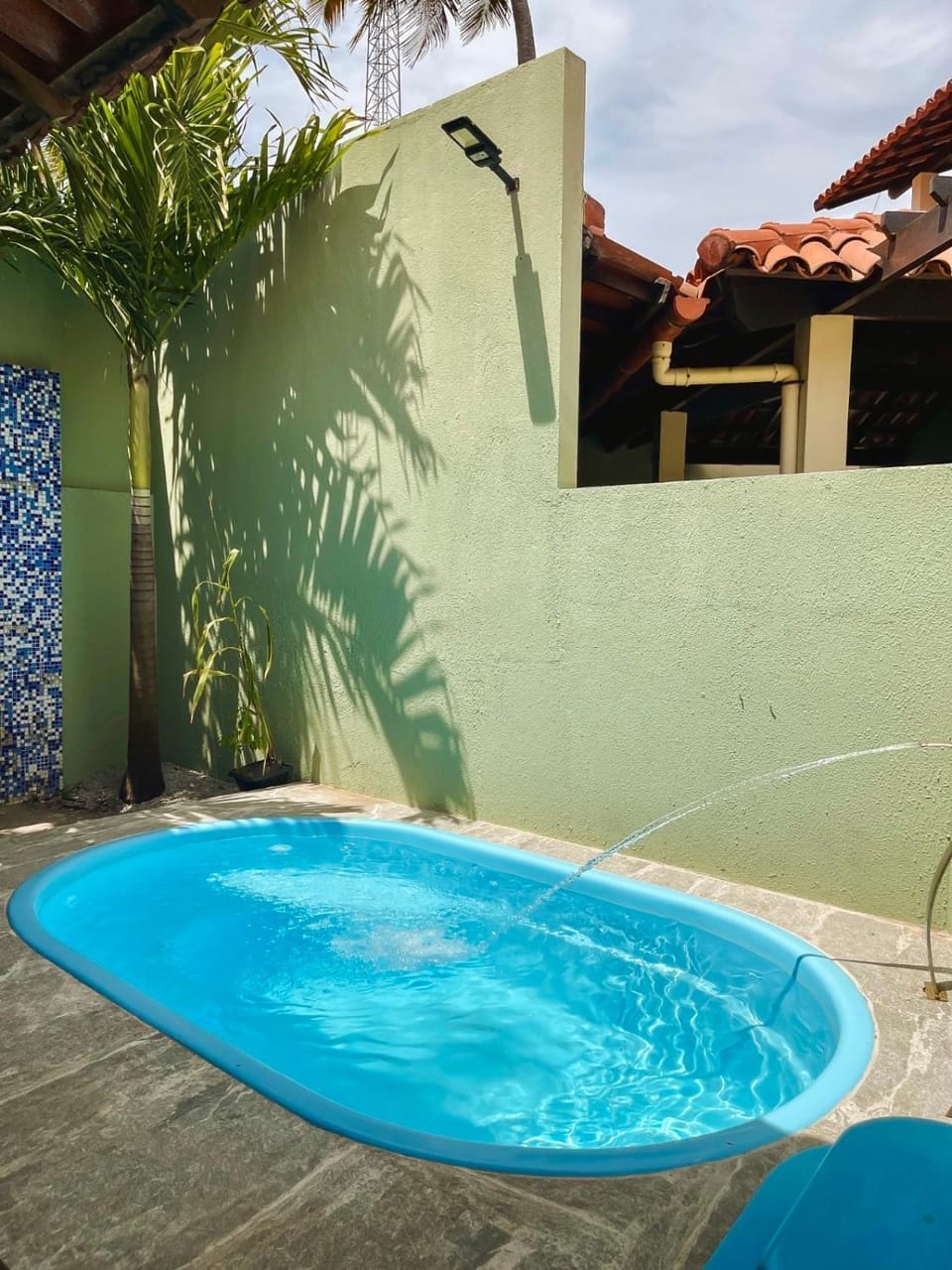 Casasveraneio casa top com 3 suítes com ar condicionado a 100 m da Praia - Barra de São Miguel, 7 minutos do gunga e 3 da praia bonita e conchas ! Área gourmet com piscina privativa e churrasqueira! condomínio com muito verde e piscina de 10m! House in State of Alagoas, Brazil