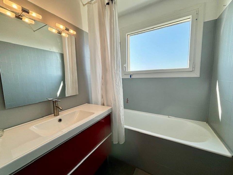 Quiberon : Appartement 3 pièces 52m² face mer avec parking - FR-1-478-298 Apartment in Quiberon