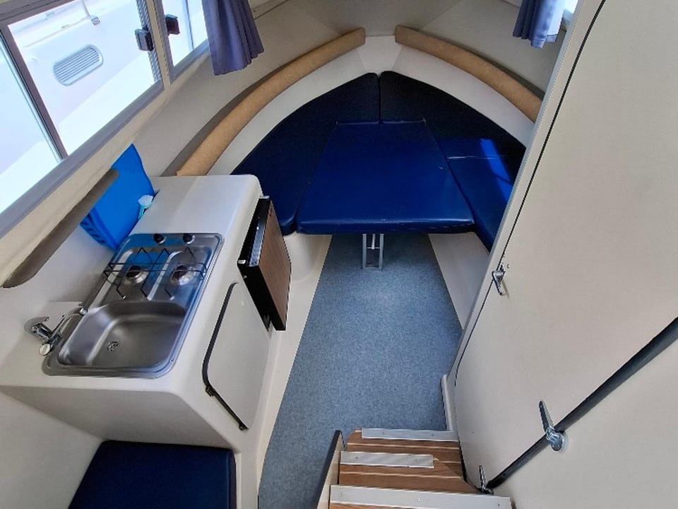 Séjour Insolite sur Bateau à Chenillé-Changé - API-1-46-24 Docked boat in Pays de la Loire