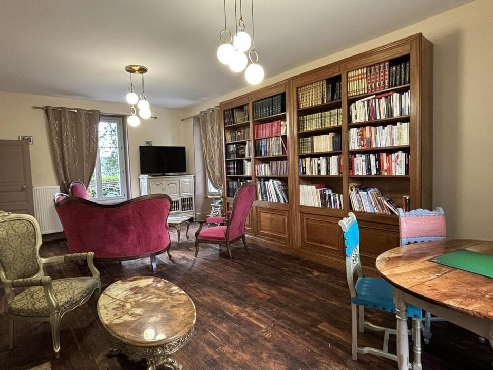 Maison Bourgeoise 1830 avec Spa et Jeux, Animaux Acceptés - FR-1-489-541 House in Auvergne-Rhône-Alpes